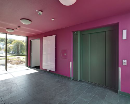 BX_Treppenhaus-Aufzug-pink